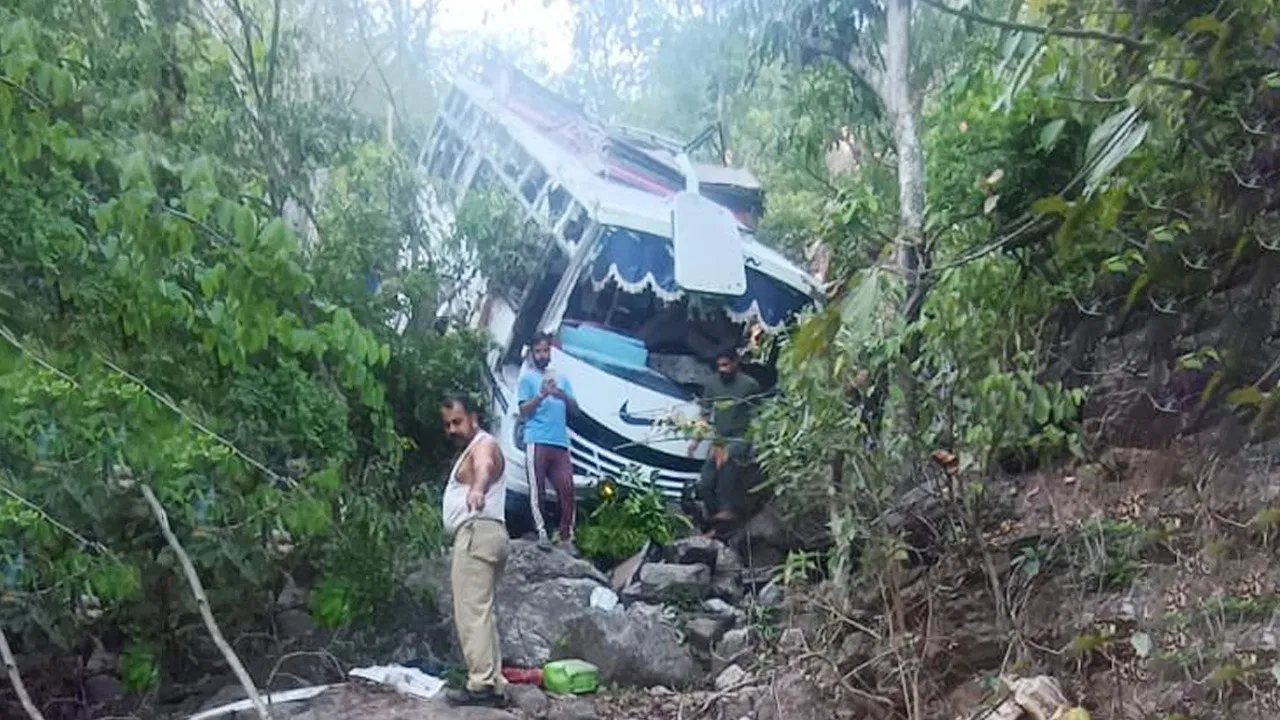 Photo of जम्मू कश्मीर में आतंकी हमला, 9 तीर्थयात्रियों की मौत, 33 घायल