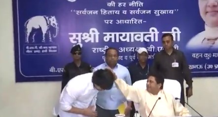 Photo of मायावती ने आकाश आनंद के सिर पर हाथ रखा और फिर कहा…