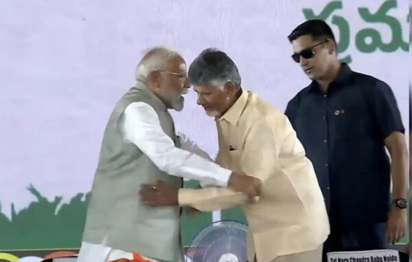 Photo of ये तस्वीर बता रही है कि रिश्ते सुधर गए है