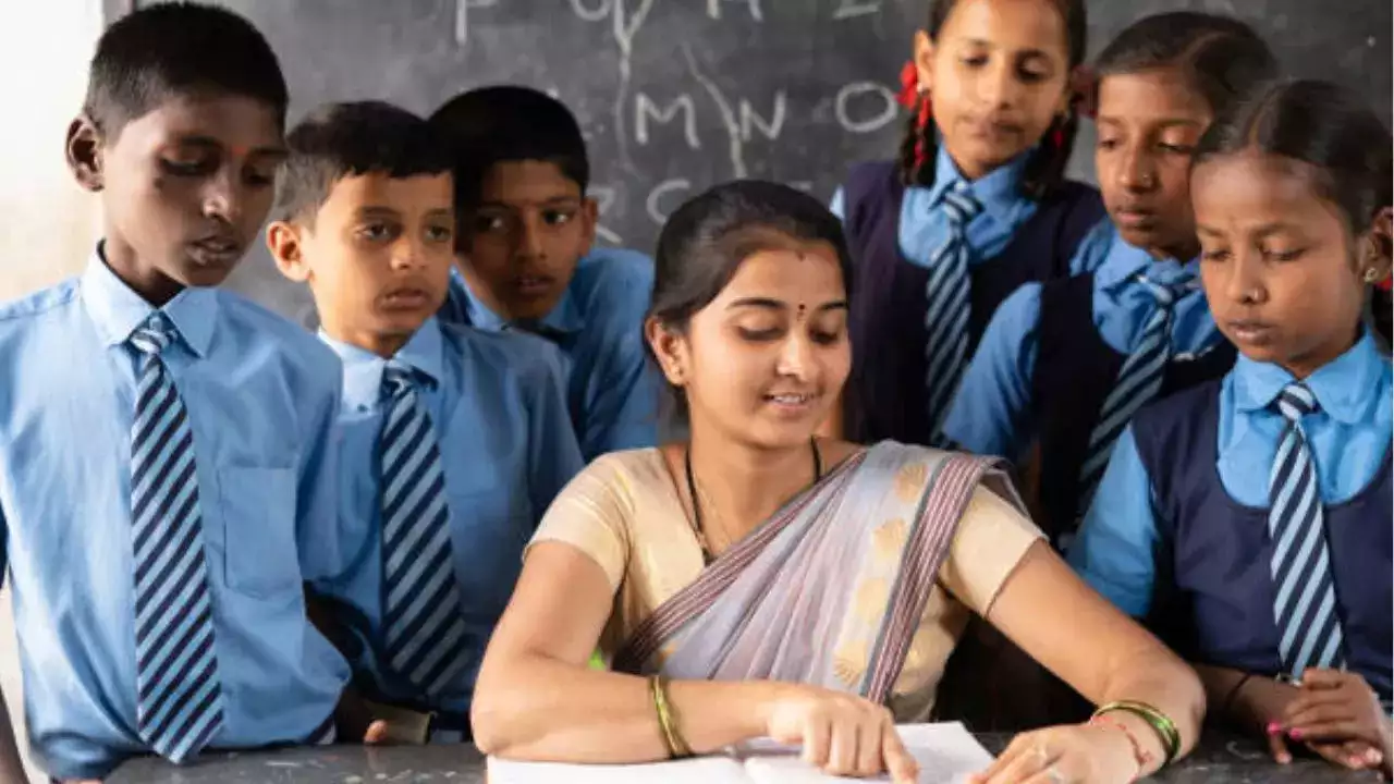 Photo of यूपी में बगावत पर उतरे टीचर, पहले ही दिन किया प्रदर्शन, जानें वजह