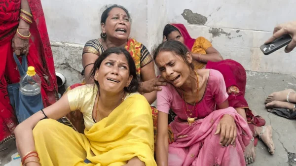 Photo of हाथरस की ये हैं तस्वीरें-लाशों का ढेर, तड़पते लोग और मौत का सन्नाटा