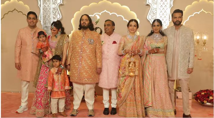 Photo of दूल्हे राजा बने अनंत अंबानी, बारात लेकर पहुंचा अंबानी परिवार, देखें तस्वीरें