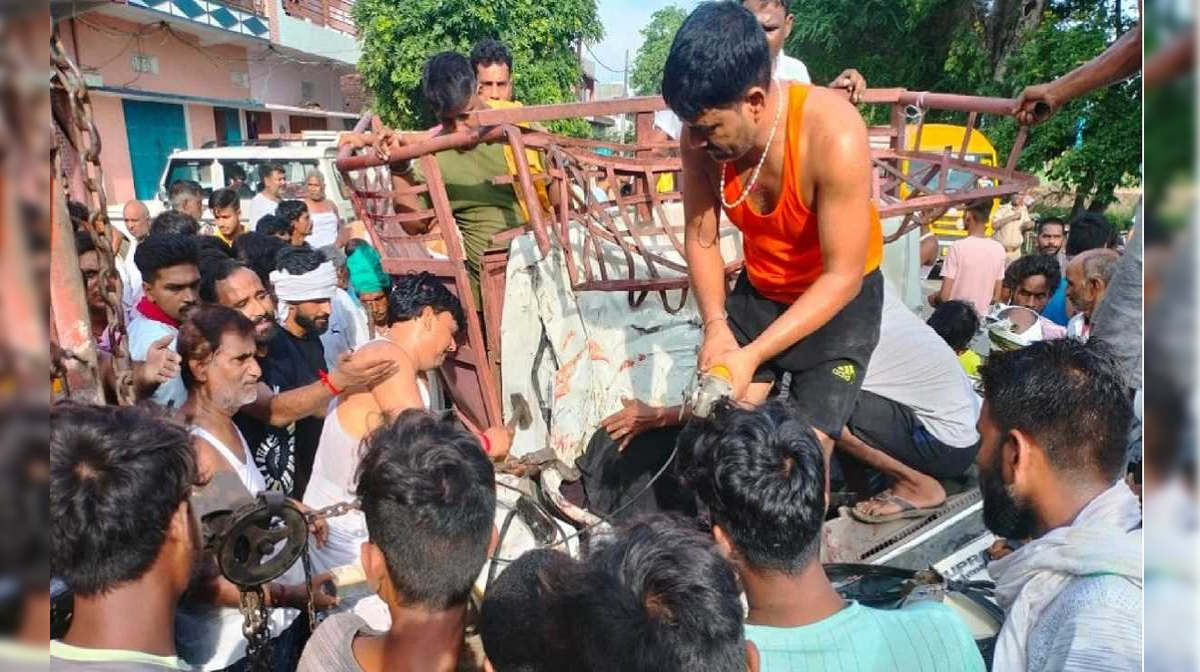 Photo of बलिया में स्कूली बच्चों से भरी पिकअप खड़े ट्रक से टकराई, 1 की मौत,15 घायल