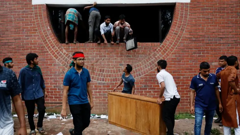 Photo of बांग्लादेश: शेख़ हसीना के घर से क्या-क्या उठा ले गए लोग, देखें तस्वीरें