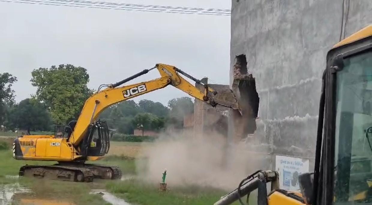 Photo of अयोध्या सामूहिक दुष्कर्म मामला : आरोपी के मल्टी कॉम्प्लेक्स पर चला योगी सरकार का बुलडोजर