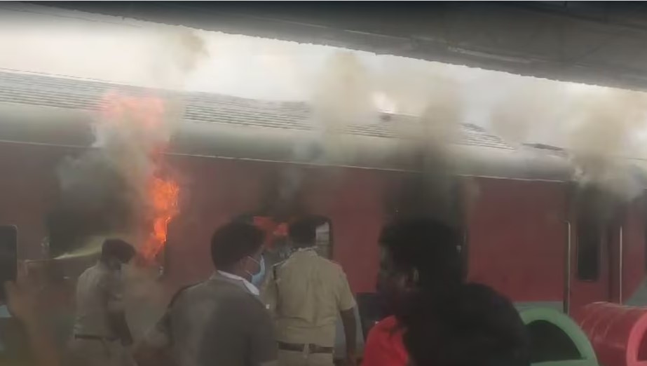 Photo of विशाखापट्टनम: रेलवे स्टेशन पर खड़ी कोरबा एक्सप्रेस की 4 बोगियों में लगी भीषण आग, कोई हताहत नहीं