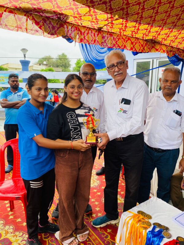 Photo of ईशान, अविधा व सृष्टि 5 स्वर्ण के साथ सर्वश्रेष्ठ तैराक