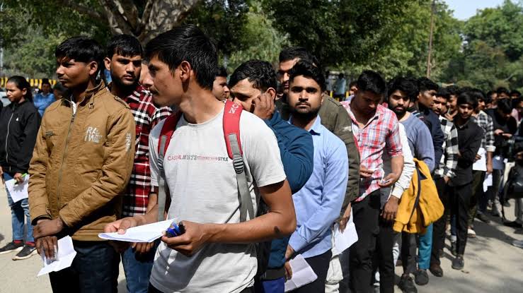 Photo of UP POLICE EXAM : 17 आरोपियों के ख़िलाफ़ रिपोर्ट दर्ज की गयी जबकि 20 को जेल भेजा गया