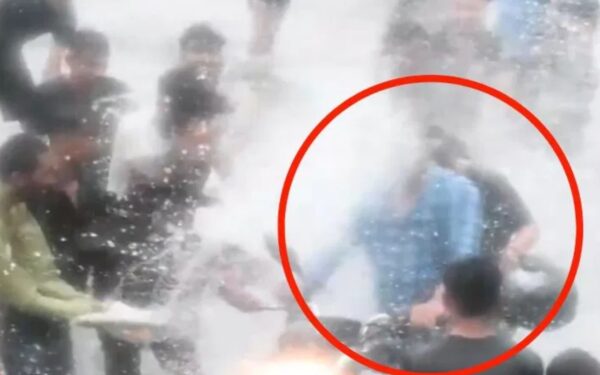 Photo of Video : बारिश के बीच युवकों का हुड़दंग बाइक पर बैठी महिला पर पानी फेंकना और भी आपत्तिजनक गतिविधियां…