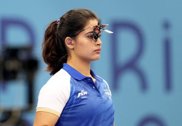 Photo of मनु भाकर का दिल्ली एयरपोर्ट पर जोरदार स्वागत, देखें-वीडियो