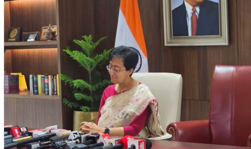 Photo of आतिशी ने दिल्ली CM का पदभार संभाला लेकिन केजरीवाल के लिए कुर्सी लगाकर कहा…