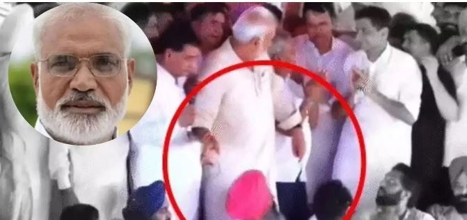 Photo of VIDEO: रैली में इस नेता ने बुजुर्ग को मारी लात, देखते रह गए लोग
