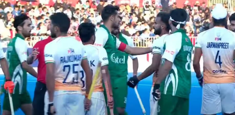 Photo of Video : भारत-पाकिस्तान चैंपियंस ट्रॉफी हॉकी मैच में हुई लड़ाई, चलने वाले थे लात-घूंसे
