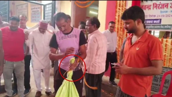 Photo of OMG ! सांप ने डस लिया शख्स को लेकिन फिर उसे ही अस्पताल लेकर पहुंच गया शख्स… डॉक्टरों के उड़े होश