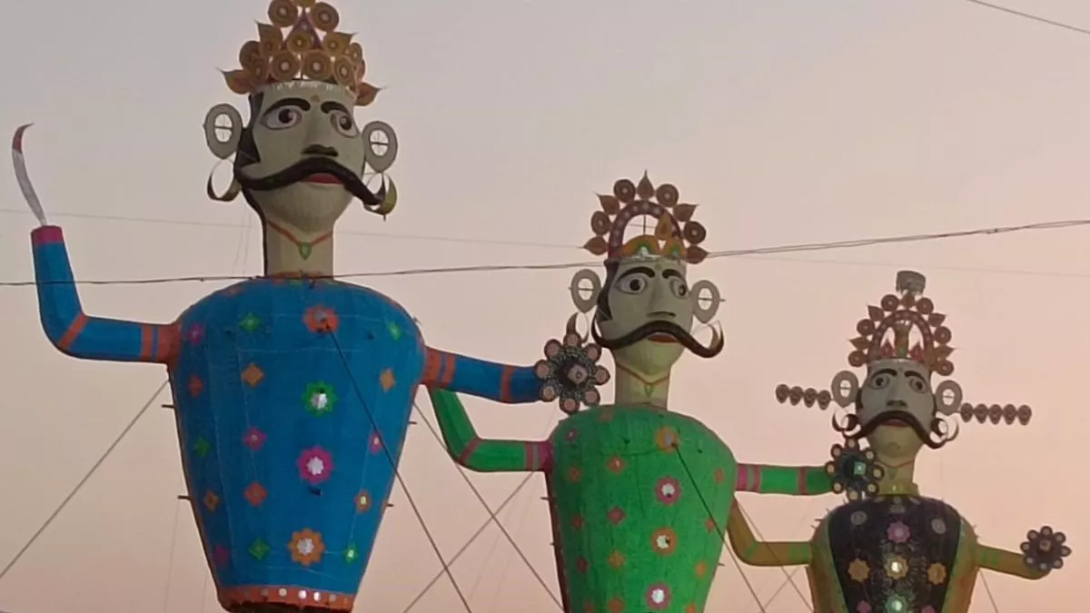 Photo of जानें मेरठ में रावण के पुतले को क्यों पिलाई जाती है शराब…