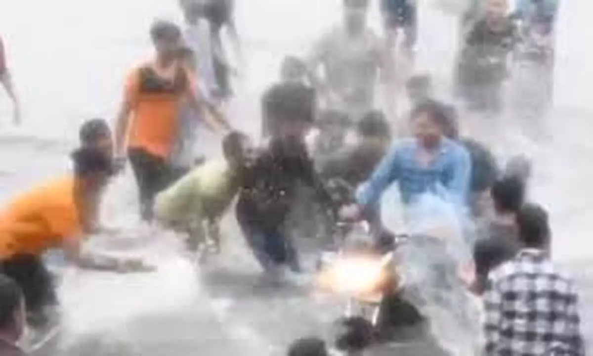 Photo of लखनऊ के गोमती नगर में युवती से छेड़छाड़ मामले में SHO समेत 5 पुलिसकर्मी दोषी