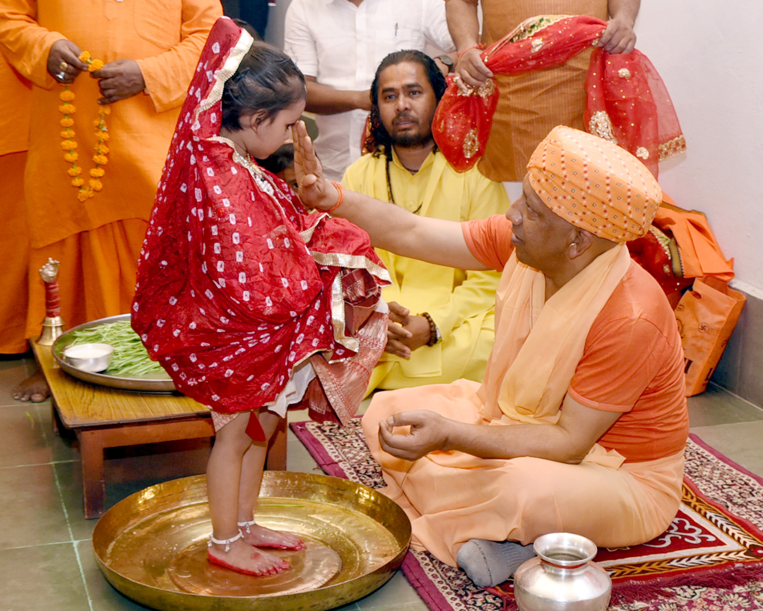 Photo of सीएम योगी ने किया कन्या पूजन, चुनरी ओढ़ाई, आरती उतारी और कराया भोजन