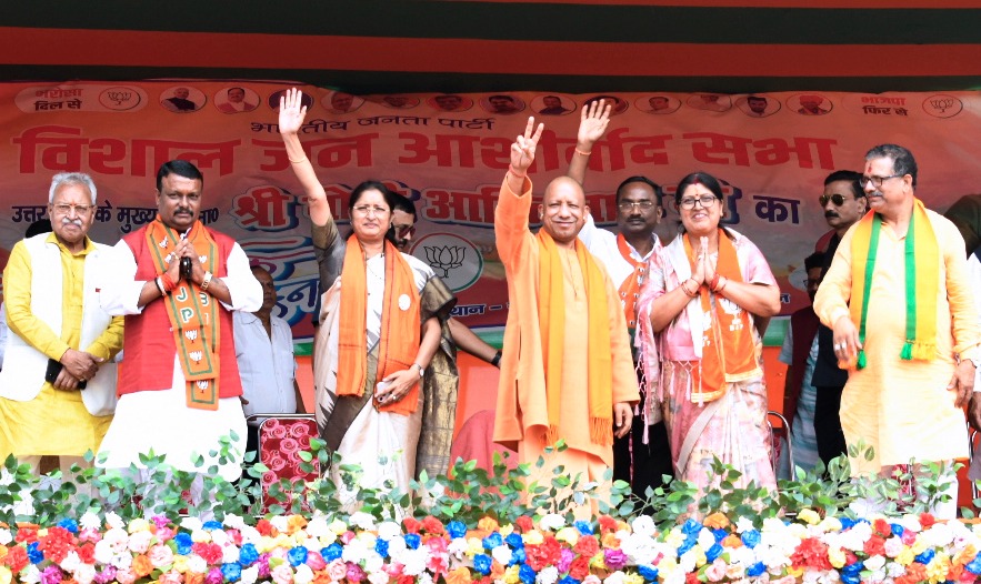 Photo of झारखंड में गरजे योगी बोले-ताकत का अहसास कराइए, पत्थरबाज सड़कों पर झाड़ू लगाएंगे