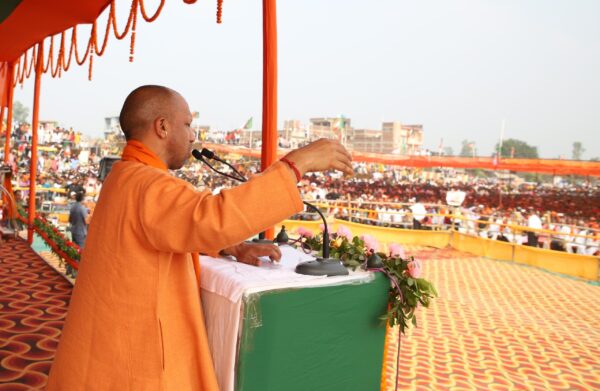 Photo of कांग्रेस, राजद व झामुमो पर झारखंड की रैलियों में जमकर बरस रहे हैं UP के CM