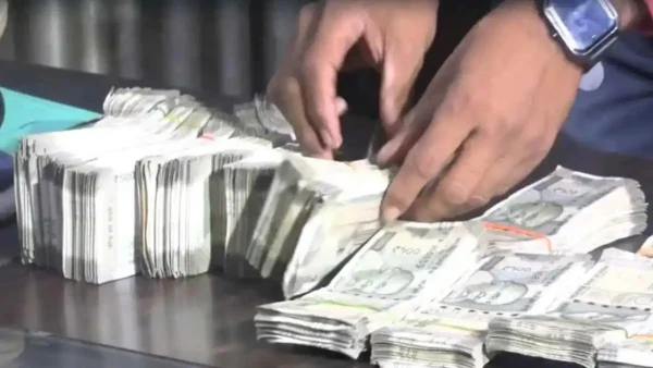 Photo of वोटिंग से पहले एक्शन में चुनाव आयोग : 1000 करोड़ रुपये से अधिक जब्त