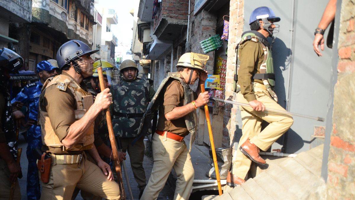 Photo of संभल में 20 घरों पर बड़ी कार्रवाई, DM और एसपी के साथ पुलिस भी पहुंची