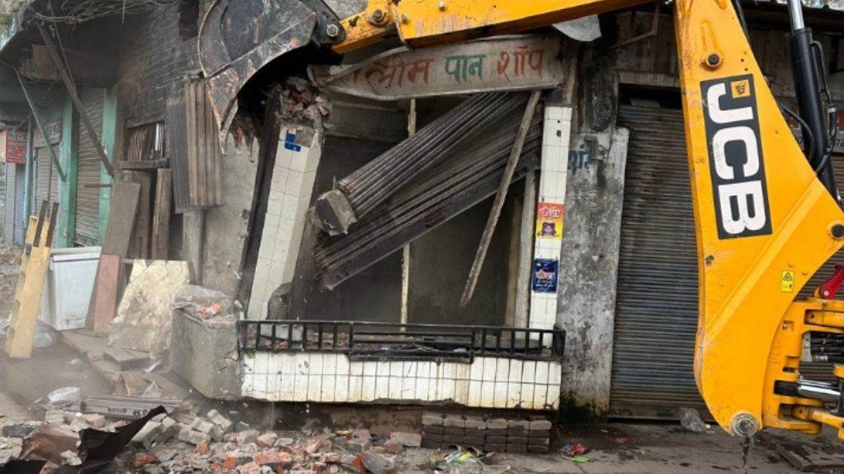Photo of मेरठ में डेढ़ हजार दुकानों पर पर चलेगा बुलडोजर, मचा हड़कंप