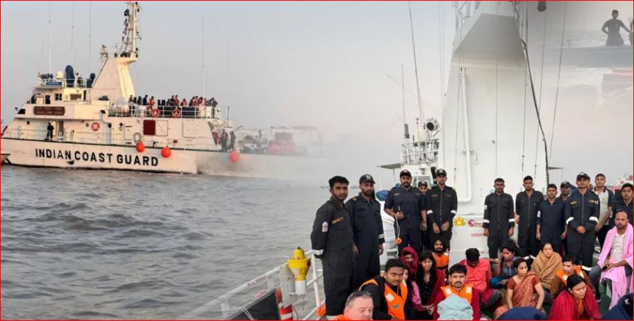 Photo of Video: नेवी की स्पीड बोट की टक्कर से जब समंदर में समा गई यात्रियों से भरी नाव