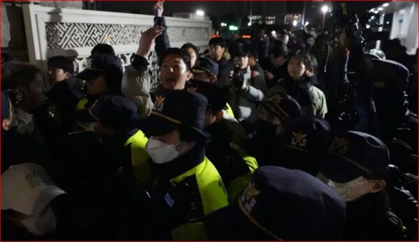 Photo of दक्षिण कोरिया में लागू हुआ मार्शल लॉ, विपक्षी सांसदों के साथ सेना की झड़प