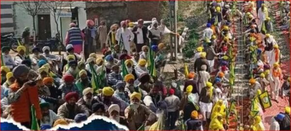Photo of पंजाब में किसान आंदोलन हुआ तेज सड़कें जाम, रेलवे ट्रैक पर प्रदर्शनकारी