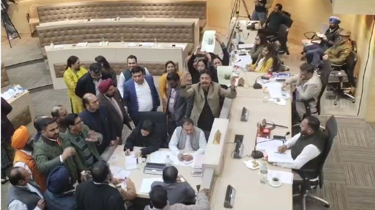 Photo of चंडीगढ़ नगर निगम में जमकर हंगामा, कांग्रेस और बीजेपी पार्षदों के बीच हाथापाई