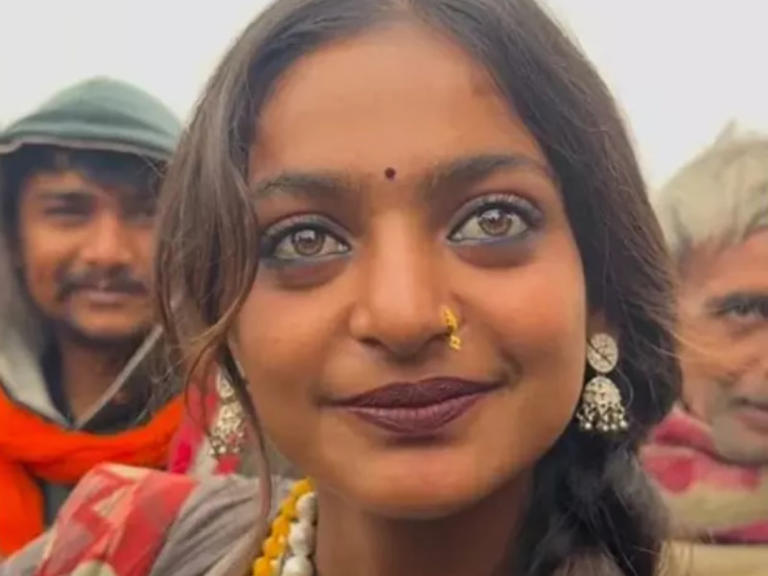 Photo of खूबसूरत आंखों की वजह से वायरल हुई मोनालिसा ने छोड़ा महाकुंभ, ये वजह आई सामने