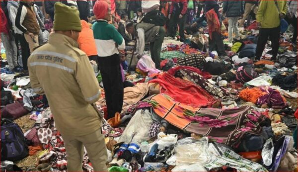 Photo of महाकुंभ में मंगलवार की रात बन गई अमंगल, देखें-वीडियो, कैसे मची भगदड़…17 श्रद्धालुओं की मौत