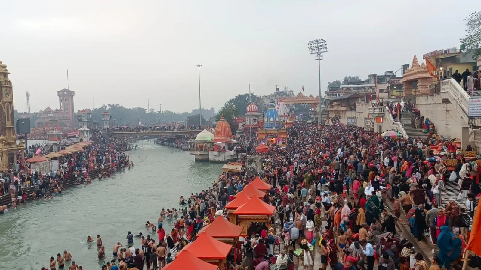 Photo of मौनी अमावस्या पर बिहार से लेकर हरिद्वार तक दिखा कुंभ जैसा नजारा