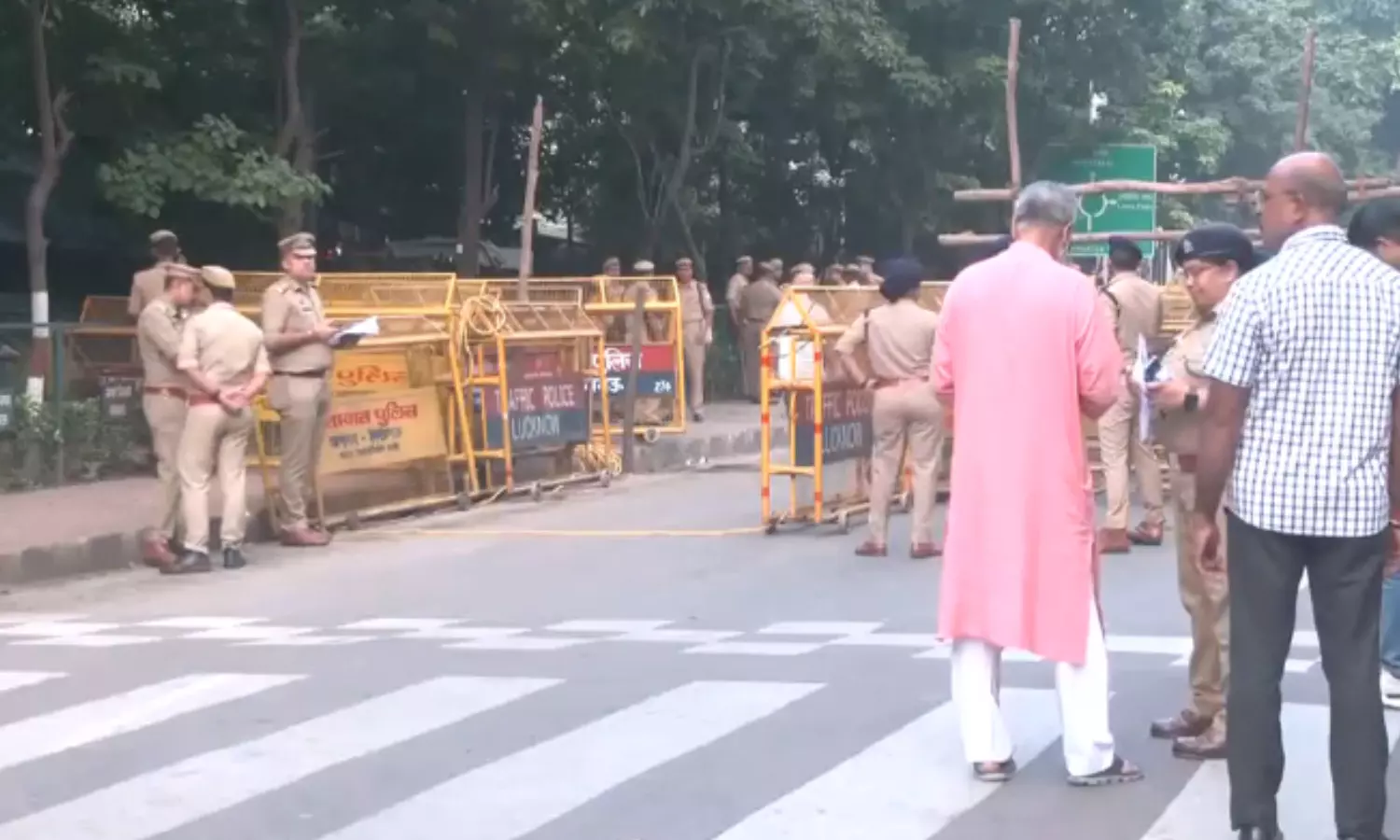 Photo of अखिलेश यादव के आवास और सपा कार्यालय के बाहर कड़ी सुरक्षा व्यवस्था, जानें क्यों