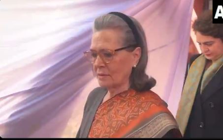 Photo of सोनिया गांधी व पूर्व चीफ जस्टिस डीवाई चंद्रचूड़ ने डाला वोट