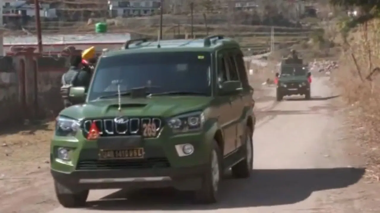 Photo of जम्मू-कश्मीर: राजौरी में आतंकियों ने सेना की गाड़ी पर बरसाईं गोलियां, ऑपरेशन शुरू