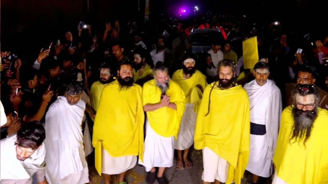 Photo of अचानक क्यों बंद हो गई प्रेमानंद महाराज की रात में निकलने वाली यात्रा? जानें वजह