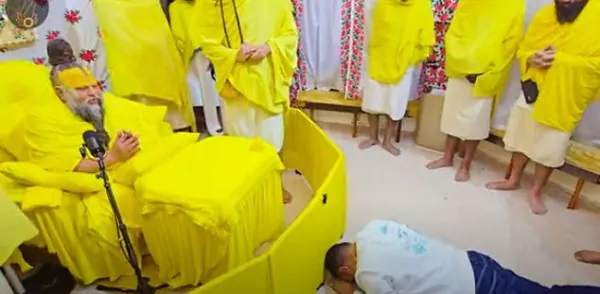 Photo of प्रेमानंद महाराज से माफी मांगने पहुंचे NRI Green सोसाइटी के अध्यक्ष, देखें वीडियो