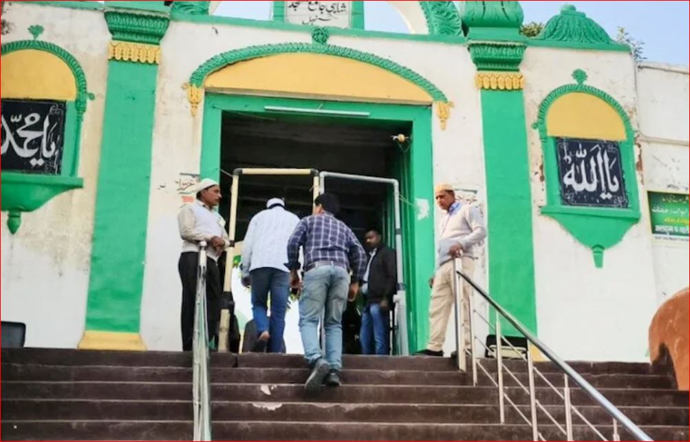 Photo of संभल की जामा मस्जिद : रंगाई-पुताई मामले में HC की मिली इजाजत, लेकिन…