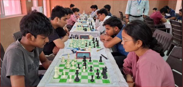 Photo of यूपी स्टेट अंडर-17 ओपन एंड गर्ल्स चेस चैंपियनशिप 2025: चौथे चक्र के बाद वैष्णवी और अजय संतोष की बढ़त