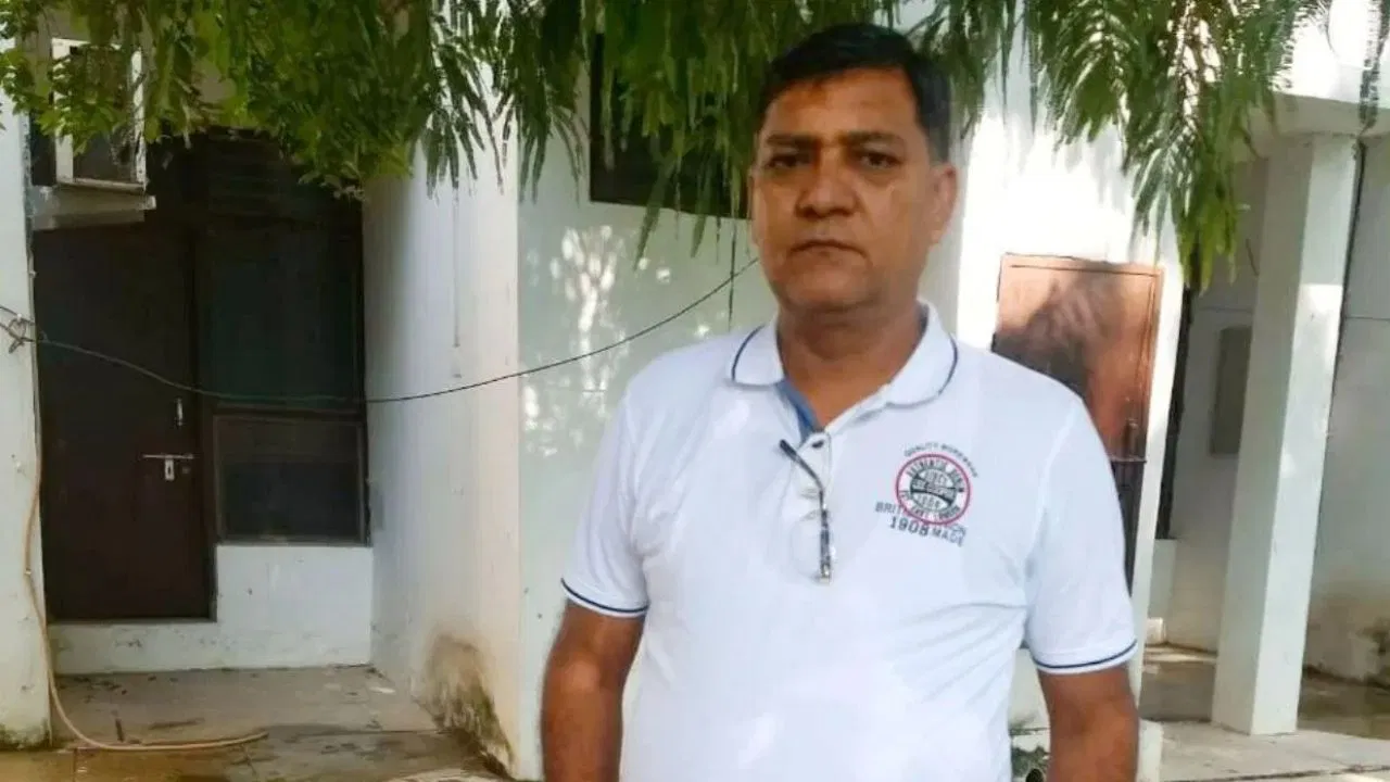 Photo of हाथरस का हैवान प्रोफेसर गिरफ्तार…40 से अधिक अश्लील Video, छात्राओं के साथ…