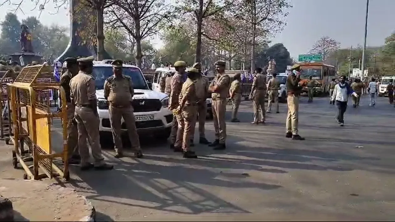 Photo of लखनऊ में अलर्ट, तीन मेट्रो स्टेशन बंद, शहर के अंदर नहीं आने दी जा रही बस, जानें वजह