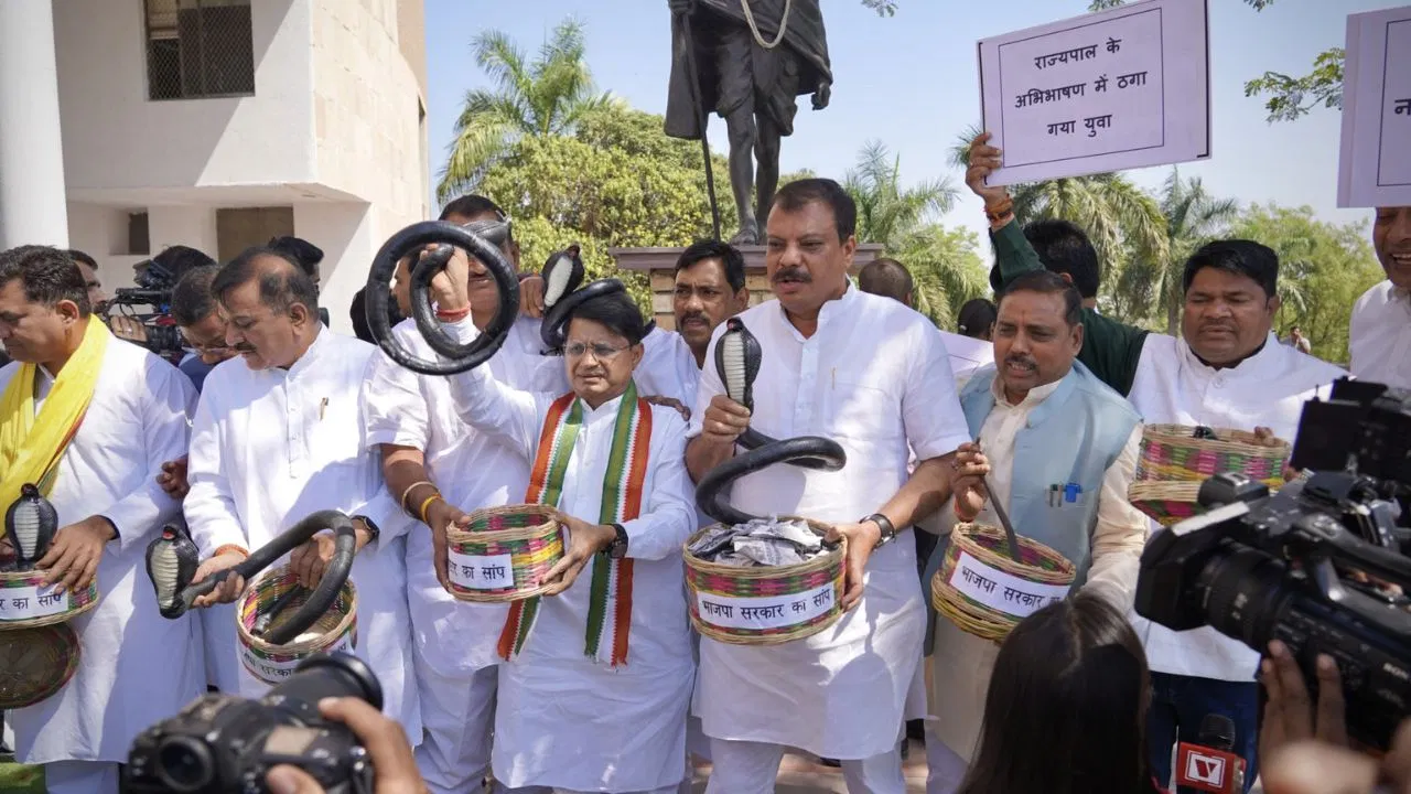 Photo of विधानसभा में ‘सांप’ लेकर क्यों पहुंचे विधायक?
