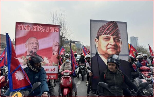 Photo of काठमांडू में लहराया ज्ञानेंद्र के साथ लहराया योगी आदित्यनाथ का पोस्टर