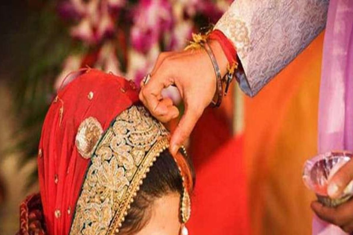 Photo of सिंदूरदान के दौरान दूल्हे के साथ हुआ कुछ ऐसा चीख पड़ी लड़की, फिर जो हुआ…