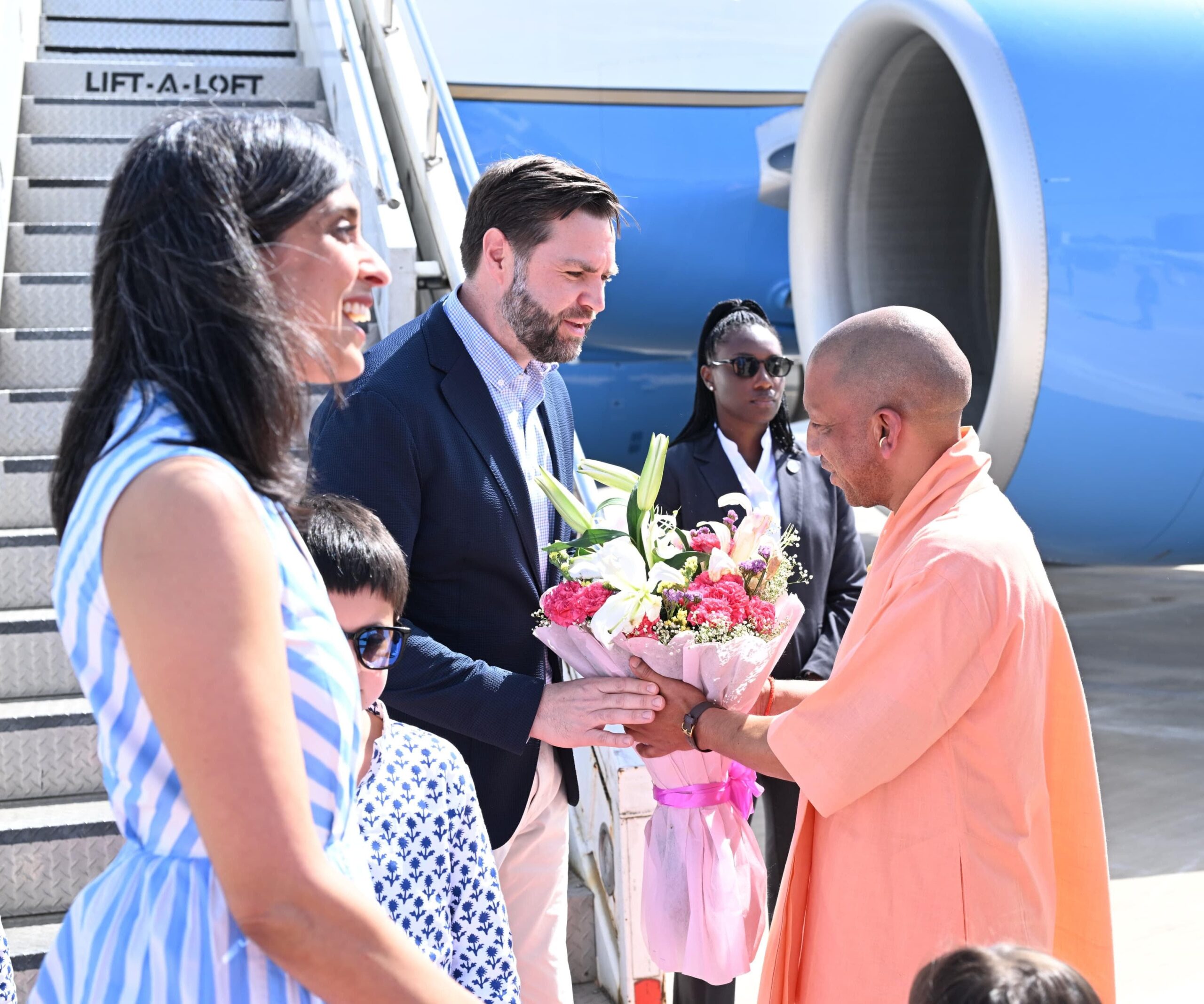 Photo of ताजमहल की दीदार को आगरा पहुंचे अमेरिका के उप राष्ट्रपति जेडी वेंस, सीएम योगी ने किया स्वागत