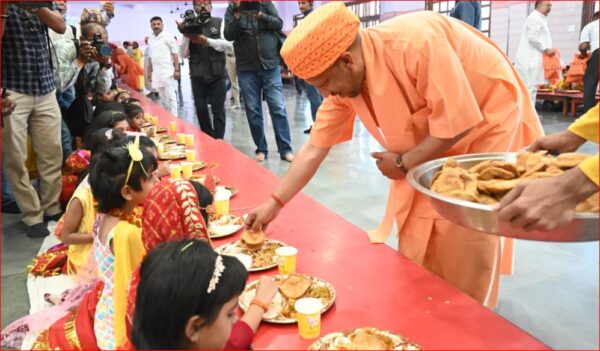 Photo of कन्या पूजन कर CM ने की मातृ शक्ति की आराधना