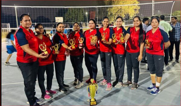 Photo of रक्षा लेखा प्रधान नियंत्रक (सेना) लखनऊ ने जीती महिला वर्ग की ट्रॉफी