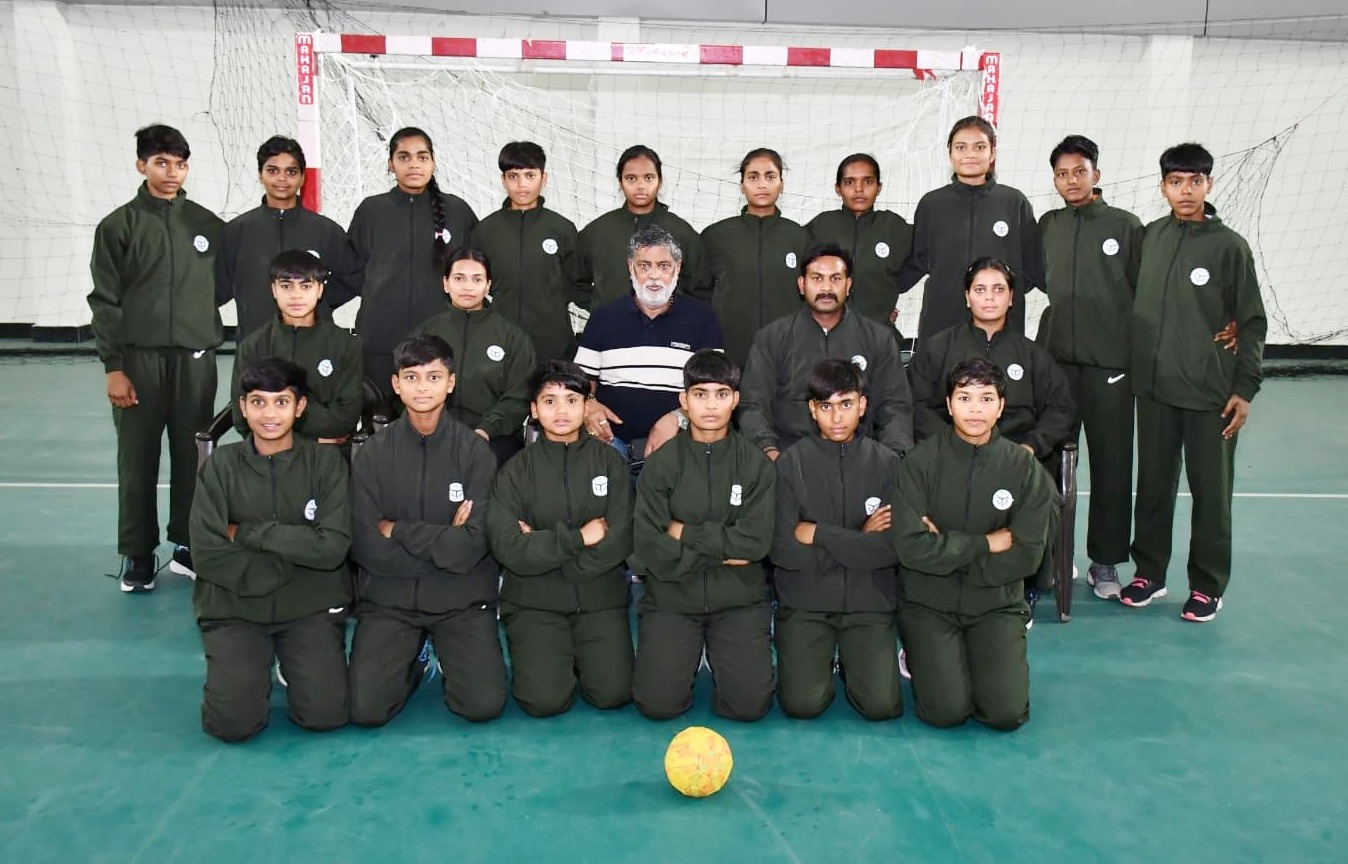 Photo of उत्तर प्रदेश की सब जूनियर बालिका हैंडबॉल टीम कर्नाटक के लिए रवाना