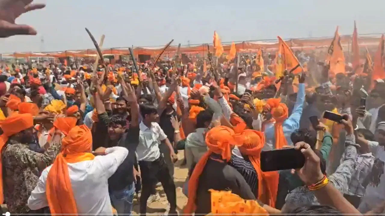 Photo of आगरा में करणी सेना का बवाल: पुलिस के सामने तलवारें लहराईं, नारेबाजी से गरमाया माहौल!